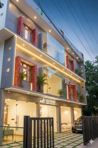un edificio con plantas en sus ventanas en De Waves, en Varkala