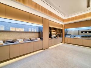 une grande pièce avec unastery ... dans l'établissement JI Hotel Shanghai Pudong Airport Chuansha Road, à Shanghai