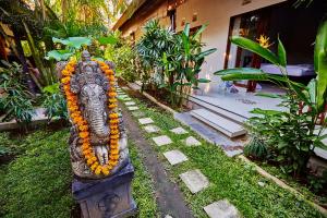チャングーにあるMatra Bali Guesthouseの象像