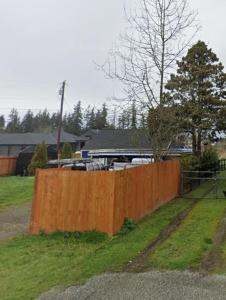 una recinzione in legno in un cortile con una casa di The basics in Edgewood a Edgewood