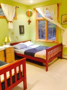 En eller flere senge i et værelse på Meadow House Backcountry Residency + 67 billeder