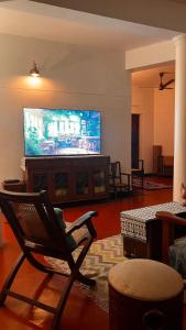 TV a/nebo společenská místnost v ubytování Panackal Heritage Home