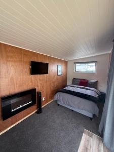 TV a/nebo společenská místnost v ubytování Motuoapa Bay Holiday Park