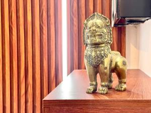 een standbeeld van een olifant op een tafel bij SKY MANSION - Heritage Khmer House in Phnom Penh