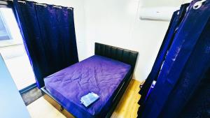 Giường trong phòng chung tại The Hidden Gem of Landsborough