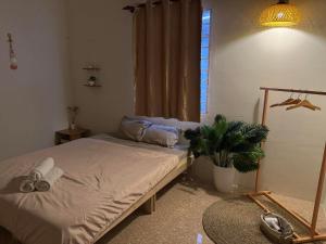 En eller flere senge i et værelse på Sangla homestay