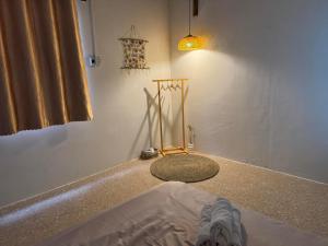 En eller flere senge i et værelse på Sangla homestay