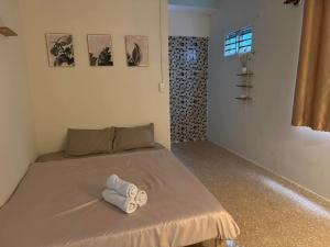 En eller flere senge i et værelse på Sangla homestay