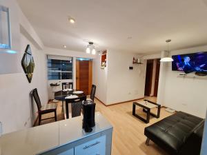 een keuken en woonkamer met een bank en een tafel bij WASI in Cuzco