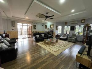 ein großes Wohnzimmer mit Sofas und einem Deckenventilator in der Unterkunft Idid homestay in Kota Belud + 7 Fotos