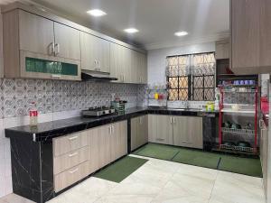 eine große Küche mit Holzschränken und einer großen Theke in der Unterkunft Idid homestay in Kota Belud