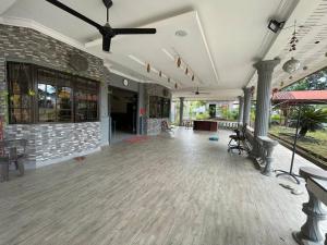 ein leerer Raum mit einem Deckenventilator und einer Ziegelwand in der Unterkunft Idid homestay in Kota Belud