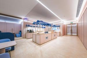 Habitación grande con vestíbulo y bar. en Hanting Hotel Shanghai Pudong Airport Shixin Road, en Shanghái