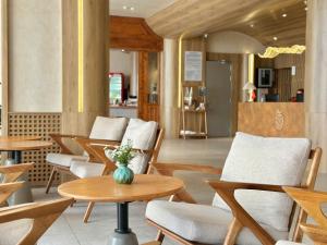 un gruppo di sedie e tavoli in un ristorante di Túi Ba Gang Central Hotel a Da Lat