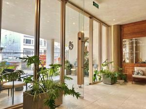 una hall con piante in vaso in un edificio di Túi Ba Gang Central Hotel a Da Lat
