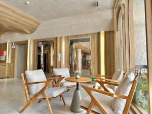 una stanza con sedie, tavolo e tavolo di Túi Ba Gang Central Hotel a Da Lat