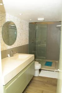 a bathroom with a sink and a shower and a toilet at Villas Maria Isabel in Santa Cruz Huatulco