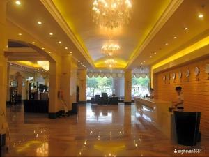 a lobby of a hotel with a chandelier at Fujian Galaxy Garden Hotel in Fuzhou