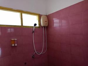 22 Seasons Hotel في Ban Khlong Chi Lat: حمام من البلاط الأحمر مع دش مع هاتف +51 صورة