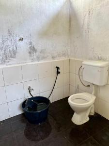 姆鲁Adventureswithst Homestay的一间带卫生间和桶的浴室