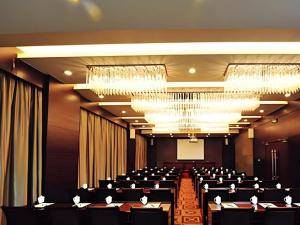 Fortune Hotel Longyan في لونغيان: غرفة مؤتمرات كبيرة مع كراسي وثريا