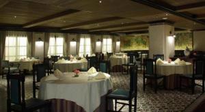 a dining room with tables and chairs with white table cloth at Xiamen Gulangyu Linshifu Gongguan Hotel in Gulang Yu