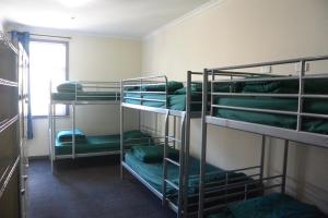 Palanda nebo palandy na pokoji v ubytování Elizabeth Hostel