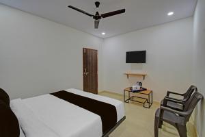 Un televizor și/sau centru de divertisment la Hotel O Square Mall Hyderabad Formerly A1 Classic +24 fotografii