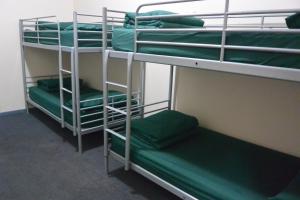 Palanda nebo palandy na pokoji v ubytování Elizabeth Hostel