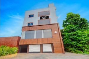 een gebouw met een bord waarop staat 'hotel' bij Super Hotel O Square Mall Hyderabad Formerly A1 Classic in Bībīnagar +24 foto's