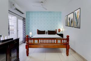 1 dormitorio con 1 cama y lavamanos. en Collection O Sunrise Point Serenity Beach Formerly White Lotus Residency, en Kottakupam 27 fotos más