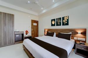 En eller flere senge i et værelse på Collection O RTO Office Uzhavoor Formerly Hotel Zodiac + 25 billeder