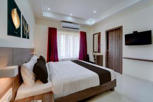 En eller flere senge i et værelse på Collection O RTO Office Uzhavoor Formerly Hotel Zodiac