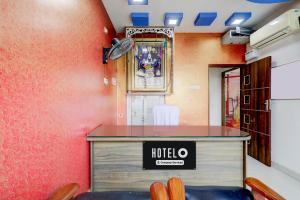 Una peluquería con dos sillas y un mostrador. en Hotel O Oragadam Industrial Estates Chennai Formerly SSM Rooms, en Chennai