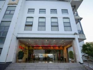 Guangyuan Hotel Gutian Fujian في لونغيان: مبنى ابيض امامه درج