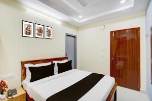 Un dormitorio con una cama grande en una habitación. en Townhouse Financial District Circle Hyderabad, en Gundipet 22 fotos más