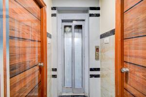 pasillo con puerta y paredes de madera en Townhouse Financial District Circle Hyderabad, en Gundipet