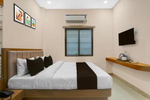 Postel nebo postele na pokoji v ubytování Hotel O Dashashwamedh Ghat Varanasi