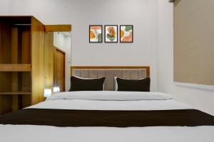 Una cama o camas en una habitación de Hotel O Dashashwamedh Ghat Varanasi 24 fotos más