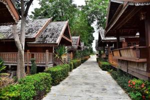 Ban Khok RakにあるLittle Home Beachの木造二棟間の通路