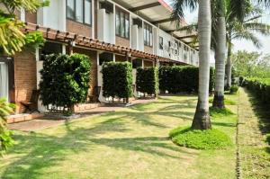 Un jardín fuera de Mango Valley Hotel