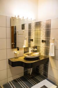 een badkamer met een wastafel en een spiegel bij Karachi Fort Boutique Hotel in Karachi