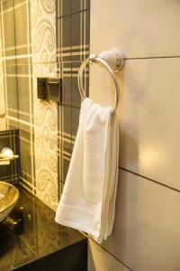 een witte handdoek aan een muur in een badkamer bij Karachi Fort Boutique Hotel in Karachi