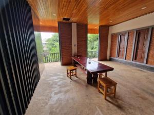 Балкон или терраса в Udee Guesthouse Pakse +29 фотографий