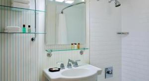 Phòng tắm tại Hotel Baltimore Downtown-Inner Harbor +29 ảnh