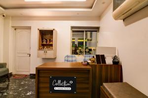a cashier counter in a room with a window at Super Collection O Puri Seaview Formerly Hotel Aavaas in Puri