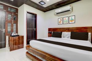 Un pat sau paturi într-o cameră la Super Townhouse Sheesh Mahal Farrukh Nagar