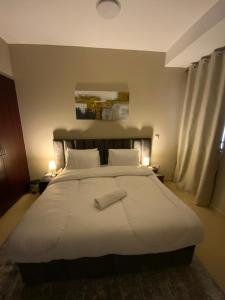 En eller flere senge i et værelse på Nuchi Jbr Hostel