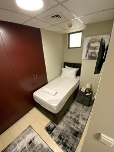 En eller flere senge i et værelse på Nuchi Jbr Hostel