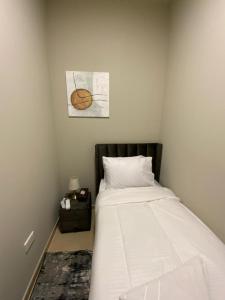 En eller flere senge i et værelse på Nuchi Jbr Hostel